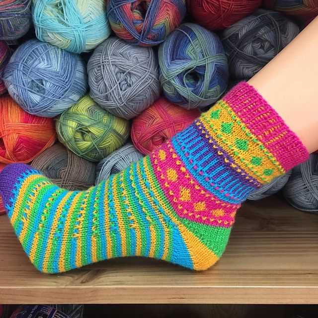 Mermaid socks knitting pattern