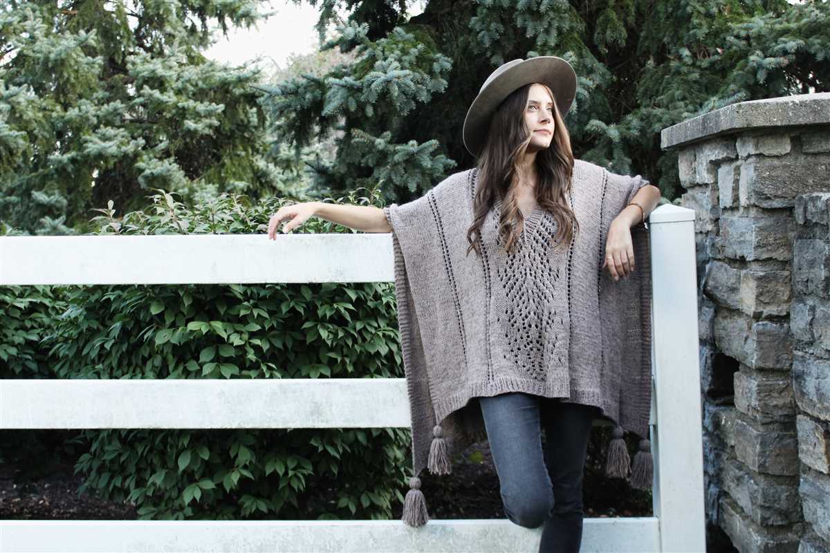 A Fashionable and Flattering Knit Poncho Pattern with Gorgeous Curves Great curves knit poncho pattern