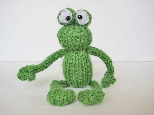 Free frog toy knitting pattern