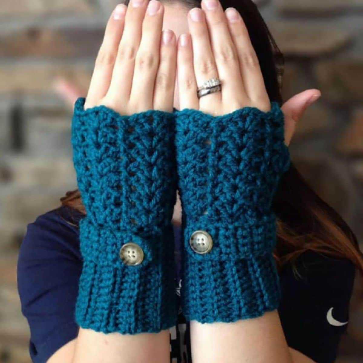 Lacy fingerless gloves knitting pattern