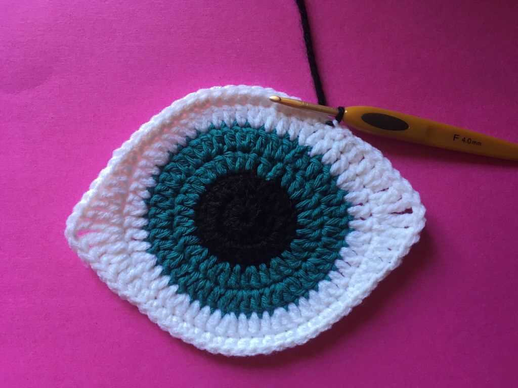Knit eyes pattern