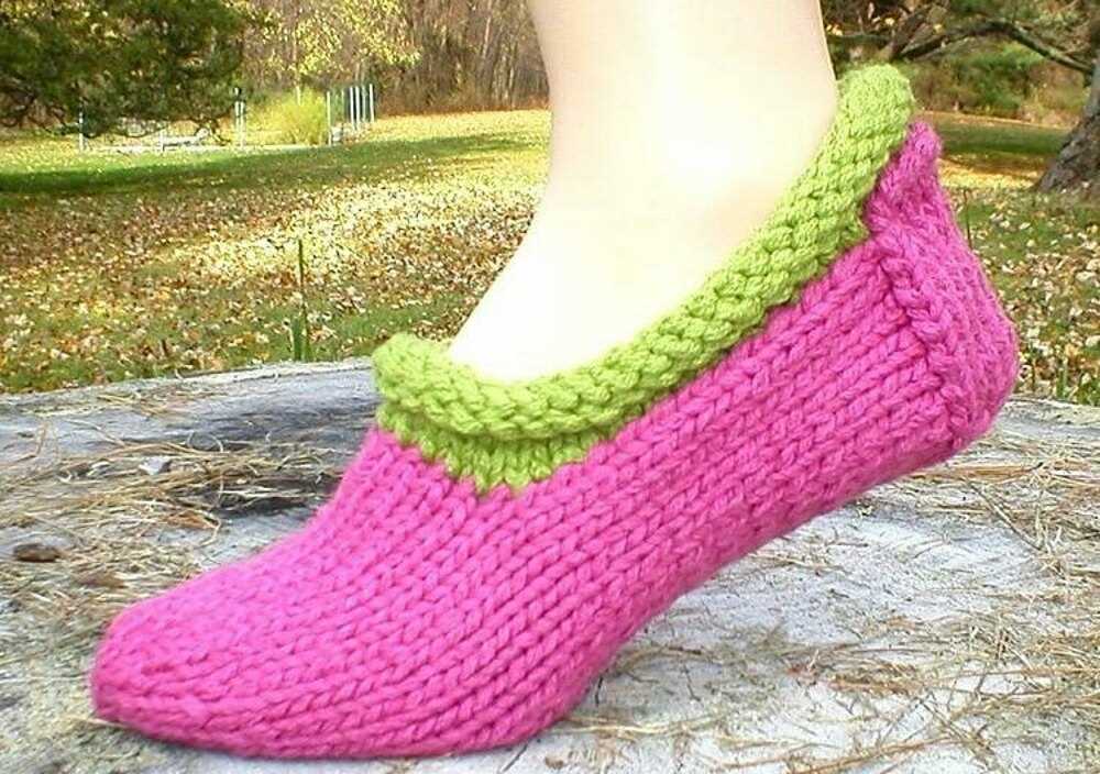 Easy-to-follow patterns for cozy hand-knit slippers Hand knitted slippers free patterns