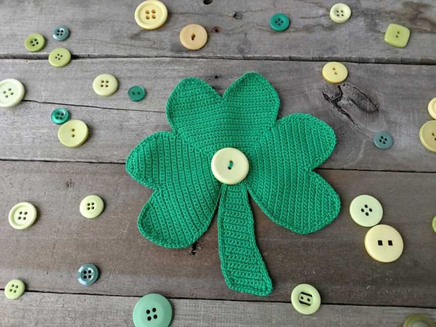 Knit shamrock pattern