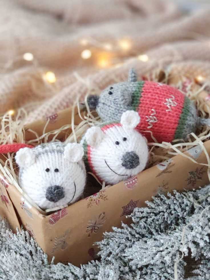 Knitted christmas mouse pattern