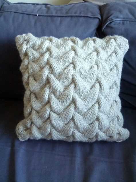 Chunky cable knit pillow pattern