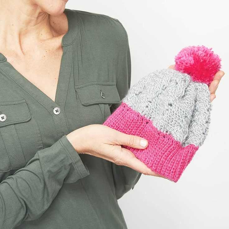 Knit hat with pom pom pattern