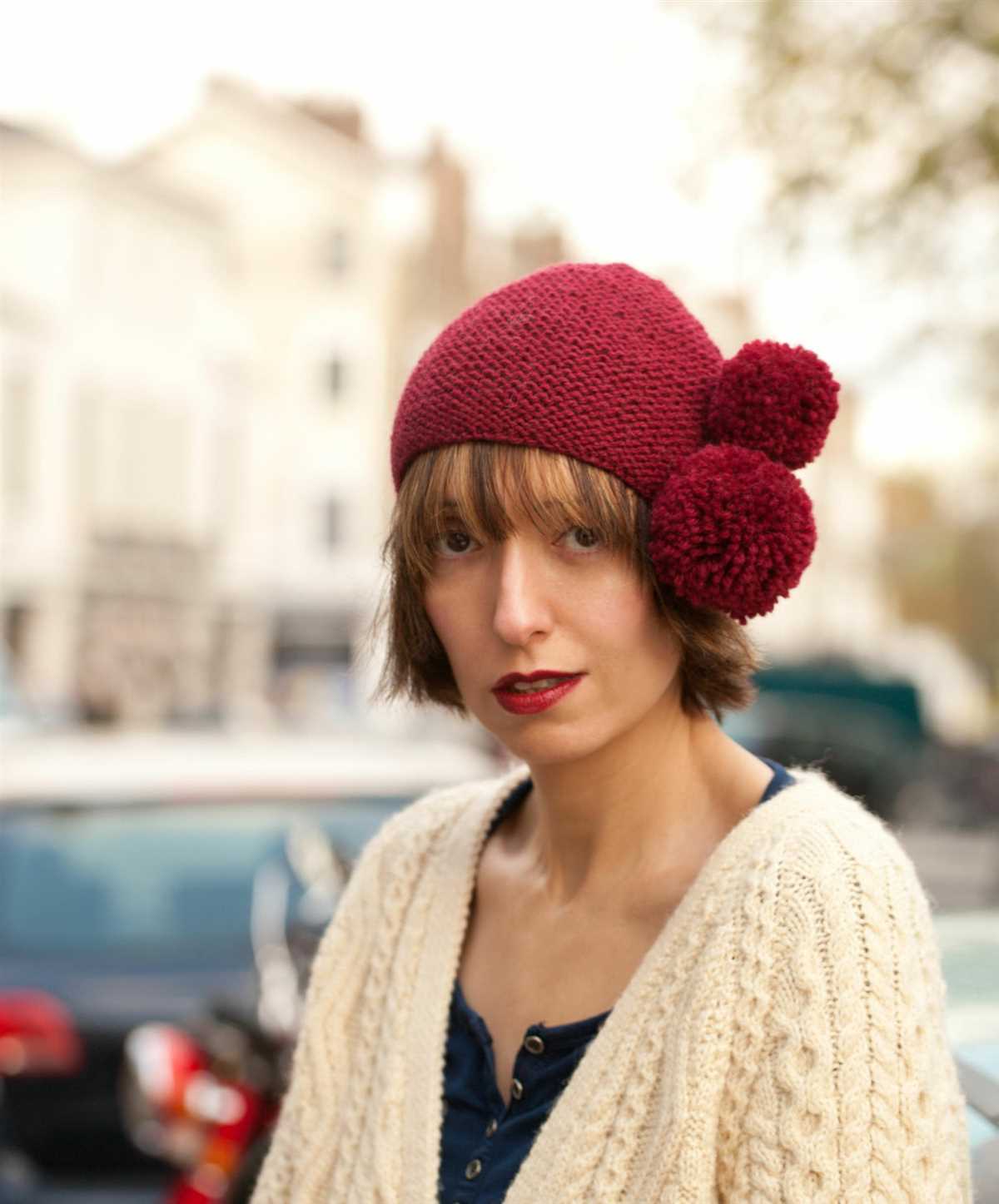 Knit hat with pom pom pattern