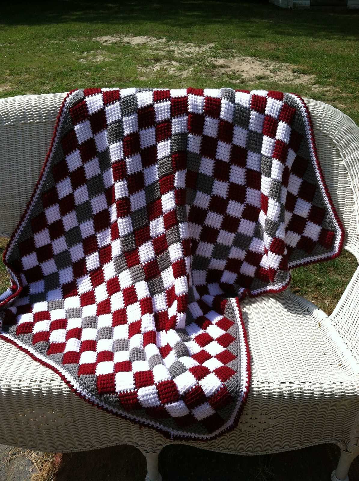 Knitted checkered blanket pattern