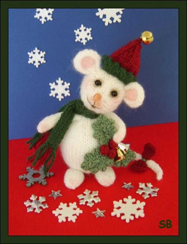 Knitted christmas mouse pattern
