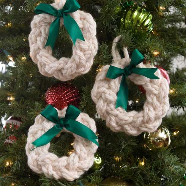 Knitted christmas wreath ornament pattern