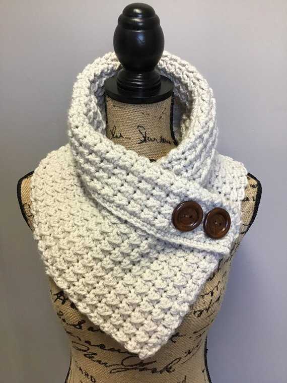 Knitted cowl with buttons pattern free