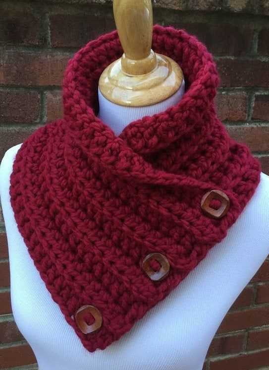 Knitted cowl with buttons pattern free