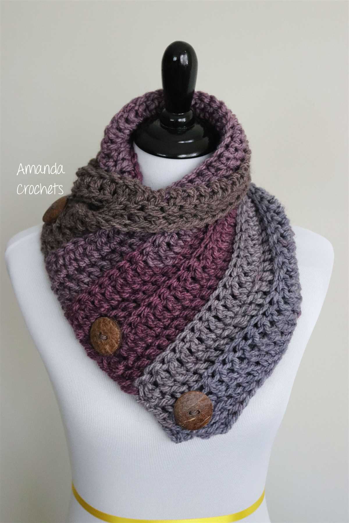 Knitted cowl with buttons pattern