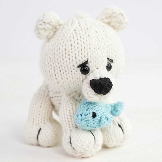 Knitted panda bear pattern