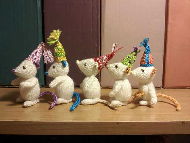 Knitted christmas mouse pattern