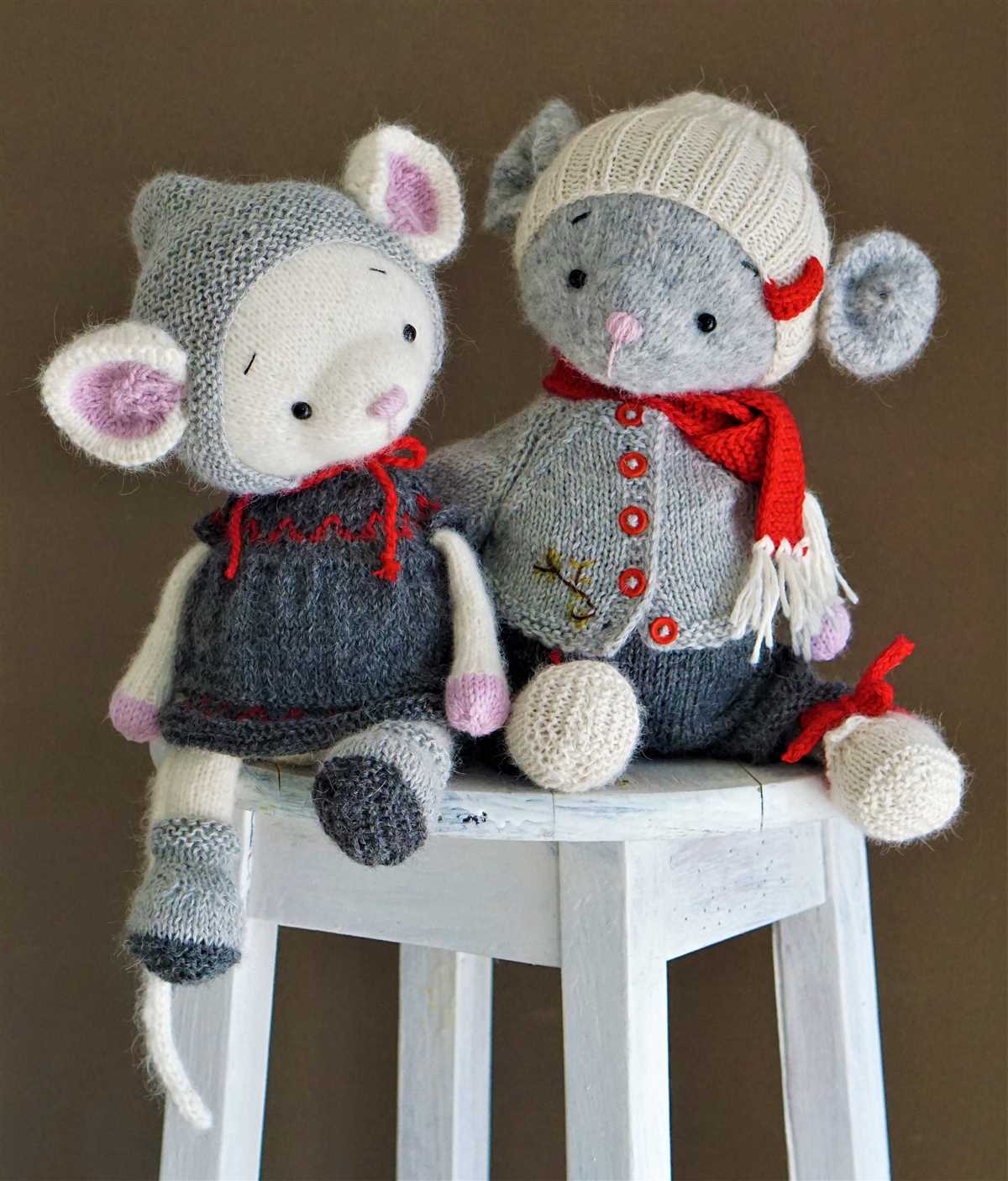 Knitted christmas mouse pattern