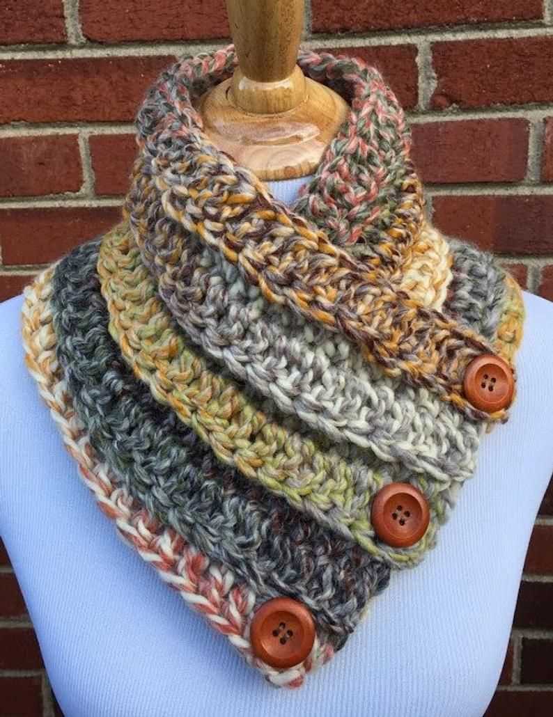 Knitted cowl with buttons pattern free