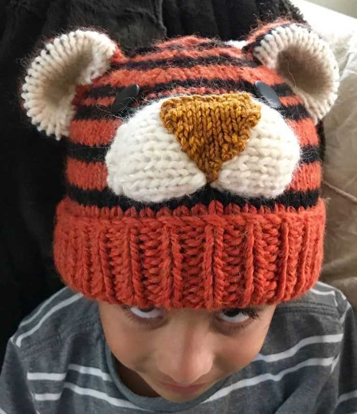 Knitted lion hat pattern