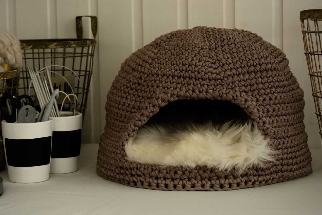 Knitting pattern for cat cave