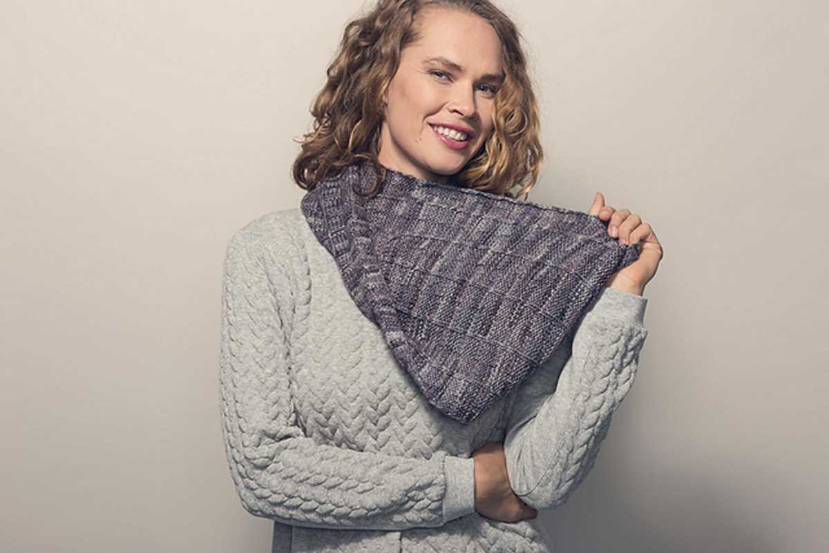Knitting pattern for cowl using chunky yarn