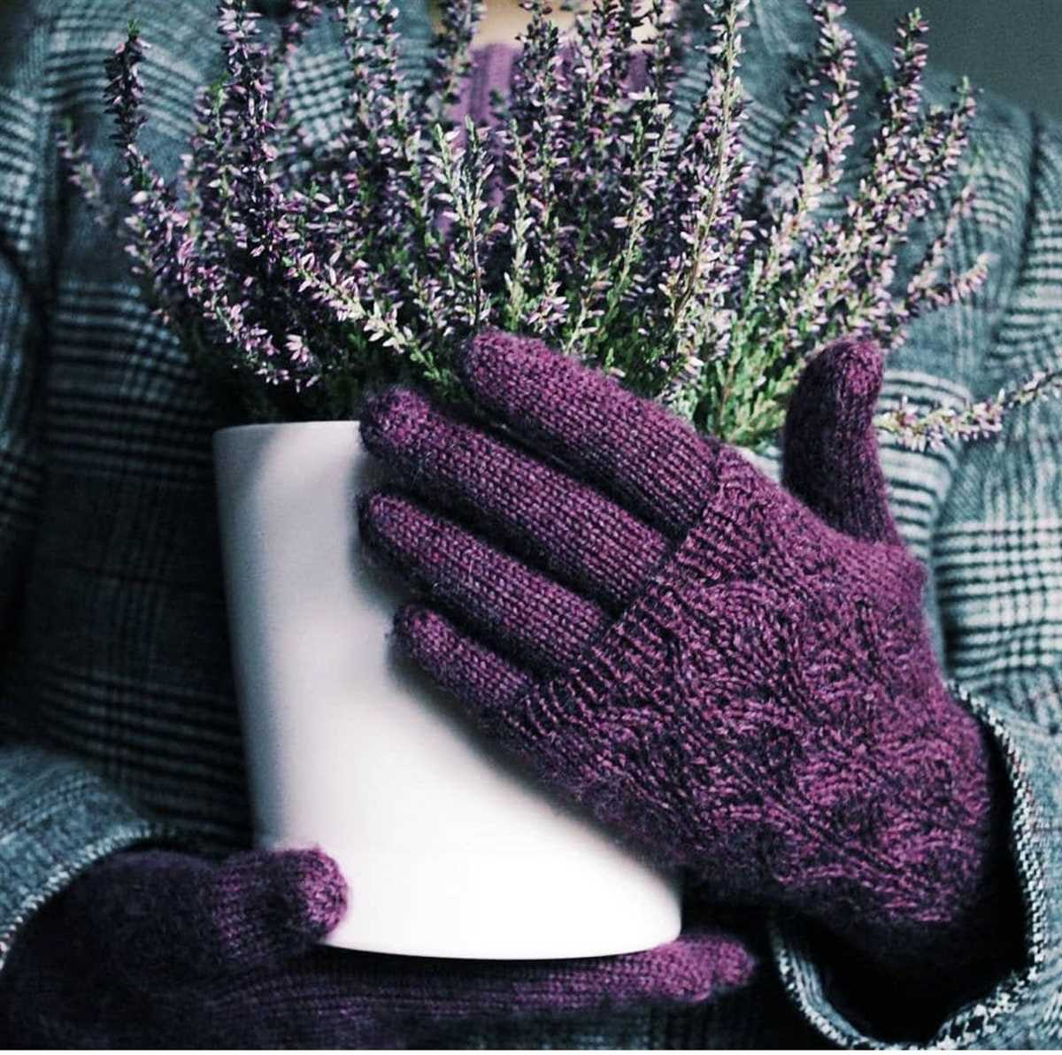 Knitting pattern for fingerless gloves