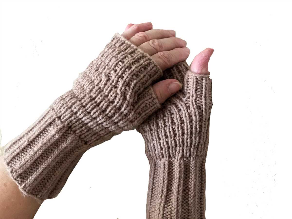 Knitting pattern for fingerless gloves