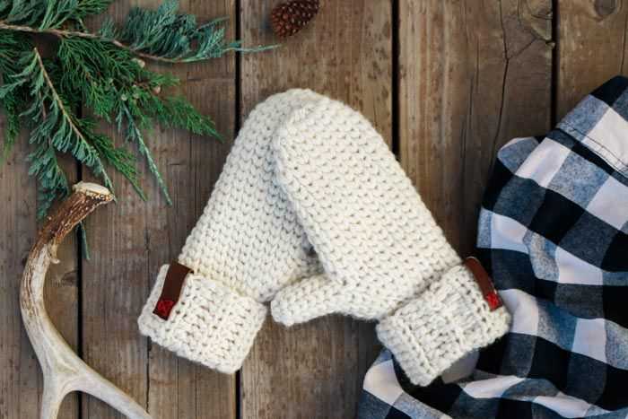Knitting pattern for mittens in chunky wool
