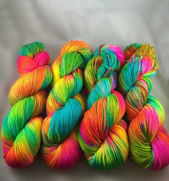 Knitting patterns for multicolored yarn