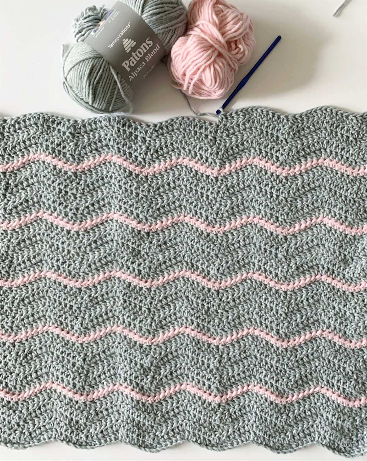 Knitting patterns using thick and thin yarn