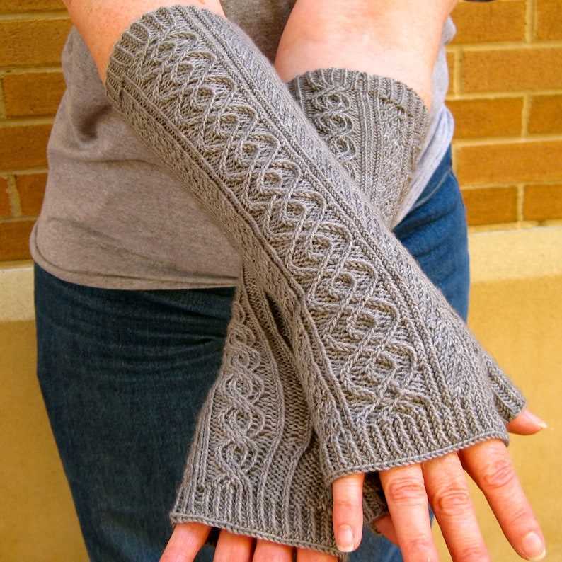 Knitting pattern for fingerless mittens on two needles