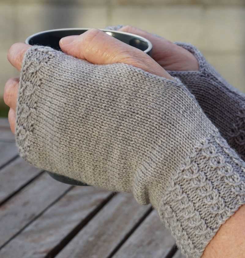 Knitting pattern for fingerless mittens on two needles