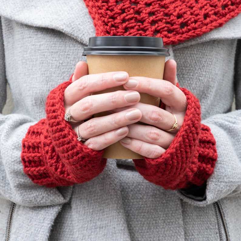 Knitting pattern for mittens in chunky wool