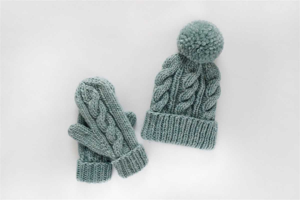 Knitting patterns for mittens and hats