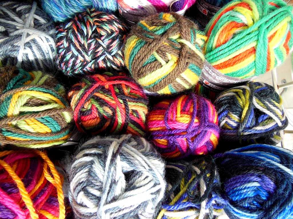 Knitting patterns for multicolored yarn
