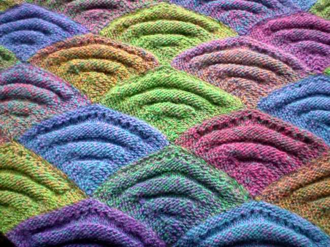 Knitting patterns for multicolored yarn