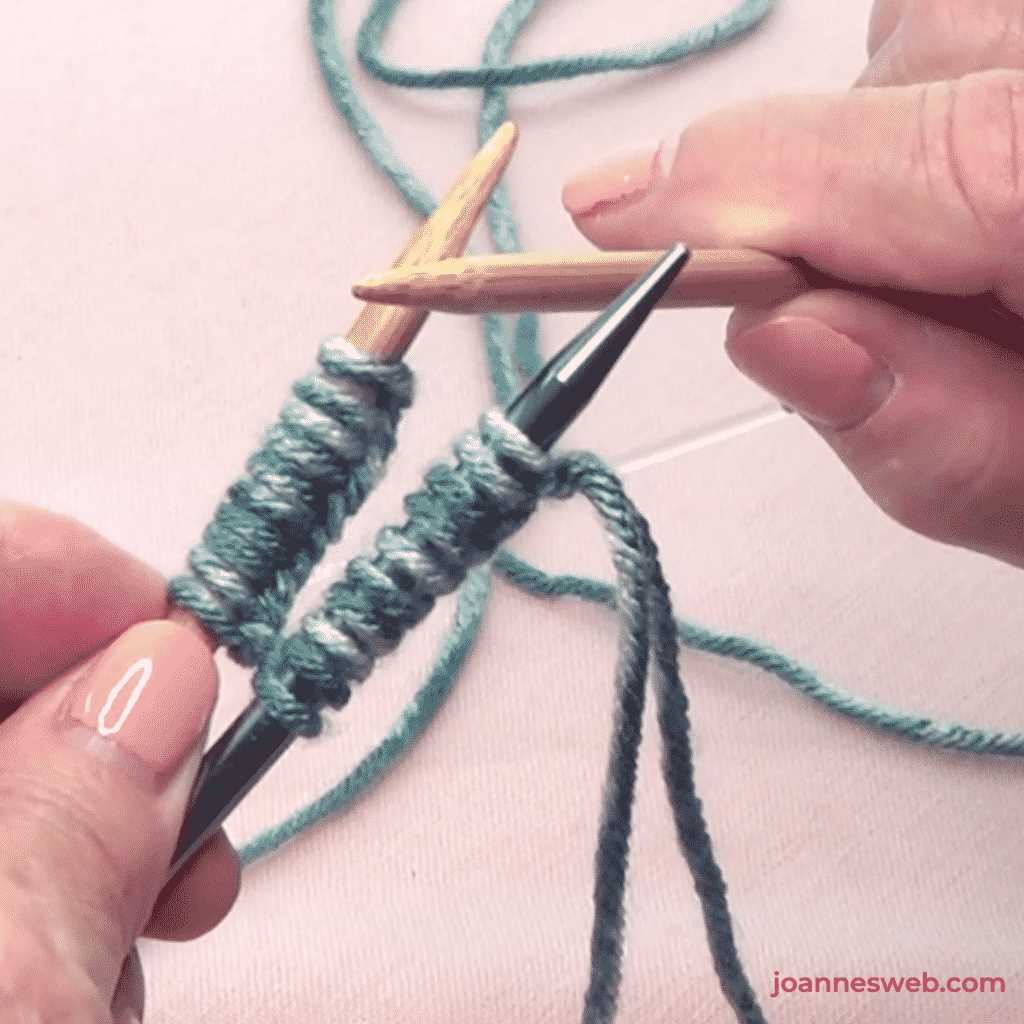 Knitting patterns using circular needles