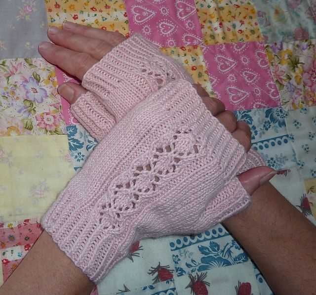 Lacy fingerless gloves knitting pattern