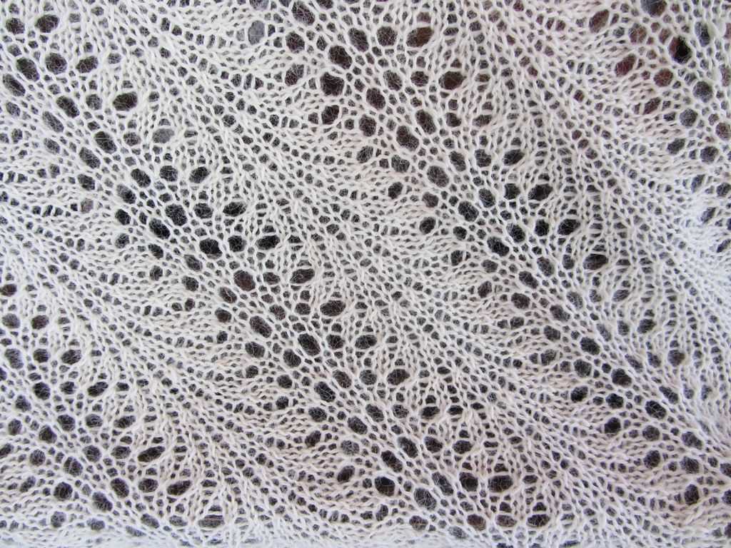 Feather and fan knitting pattern in the round