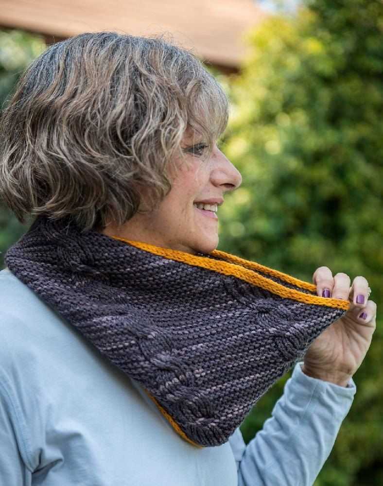 Cable cowl knitting pattern