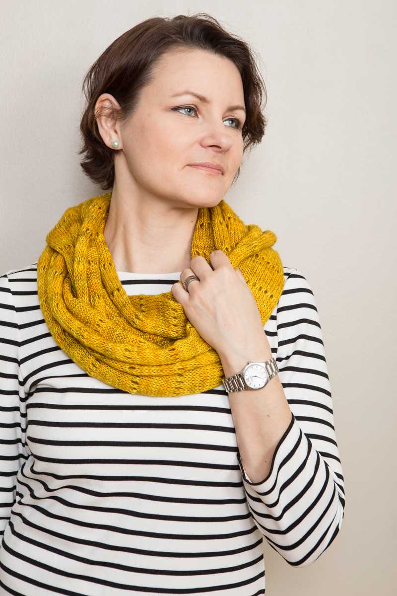 Lightweight infinity scarf knitting pattern