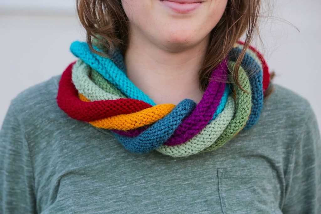 Lightweight infinity scarf knitting pattern