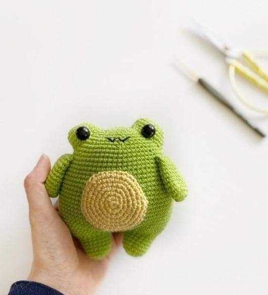 Knit your own adorable frog toy with this free pattern Free frog toy knitting pattern