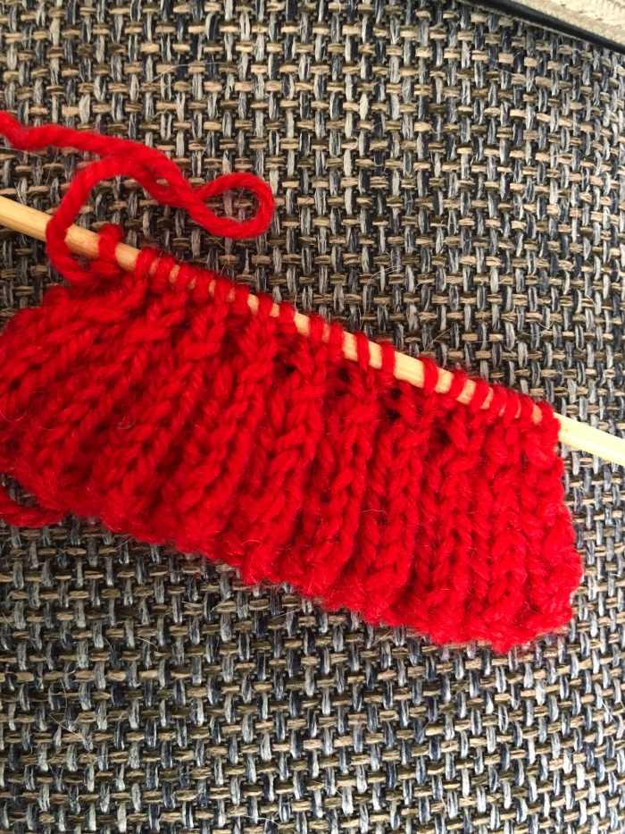 Knitting pattern for poppy brooch