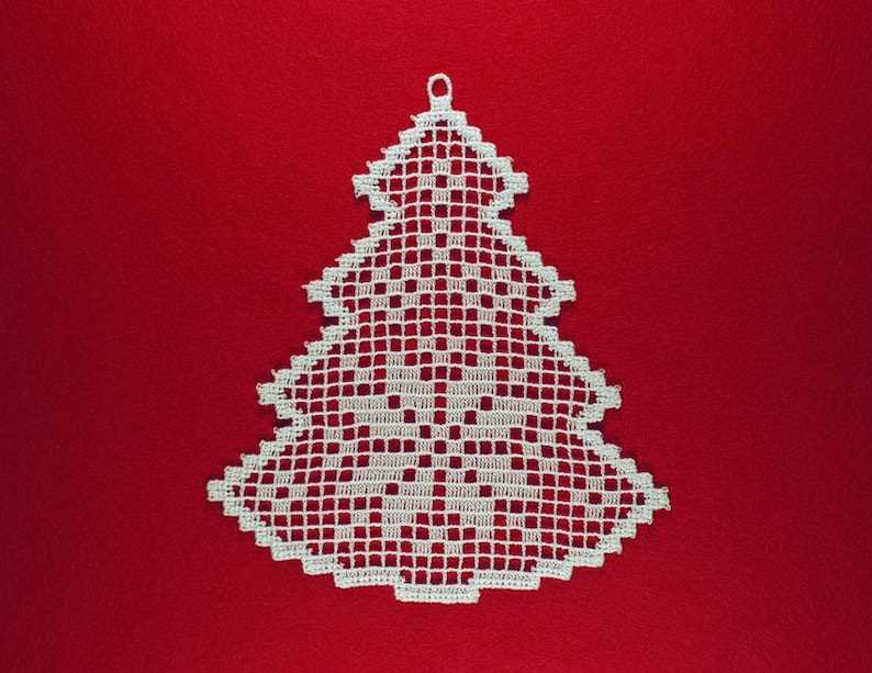 Knitting in lace christmas tree pattern