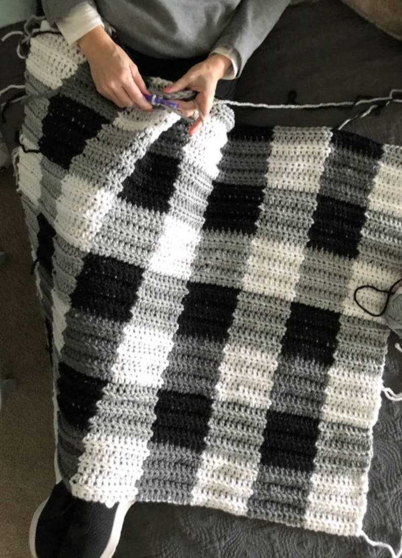 Knitted checkered blanket pattern