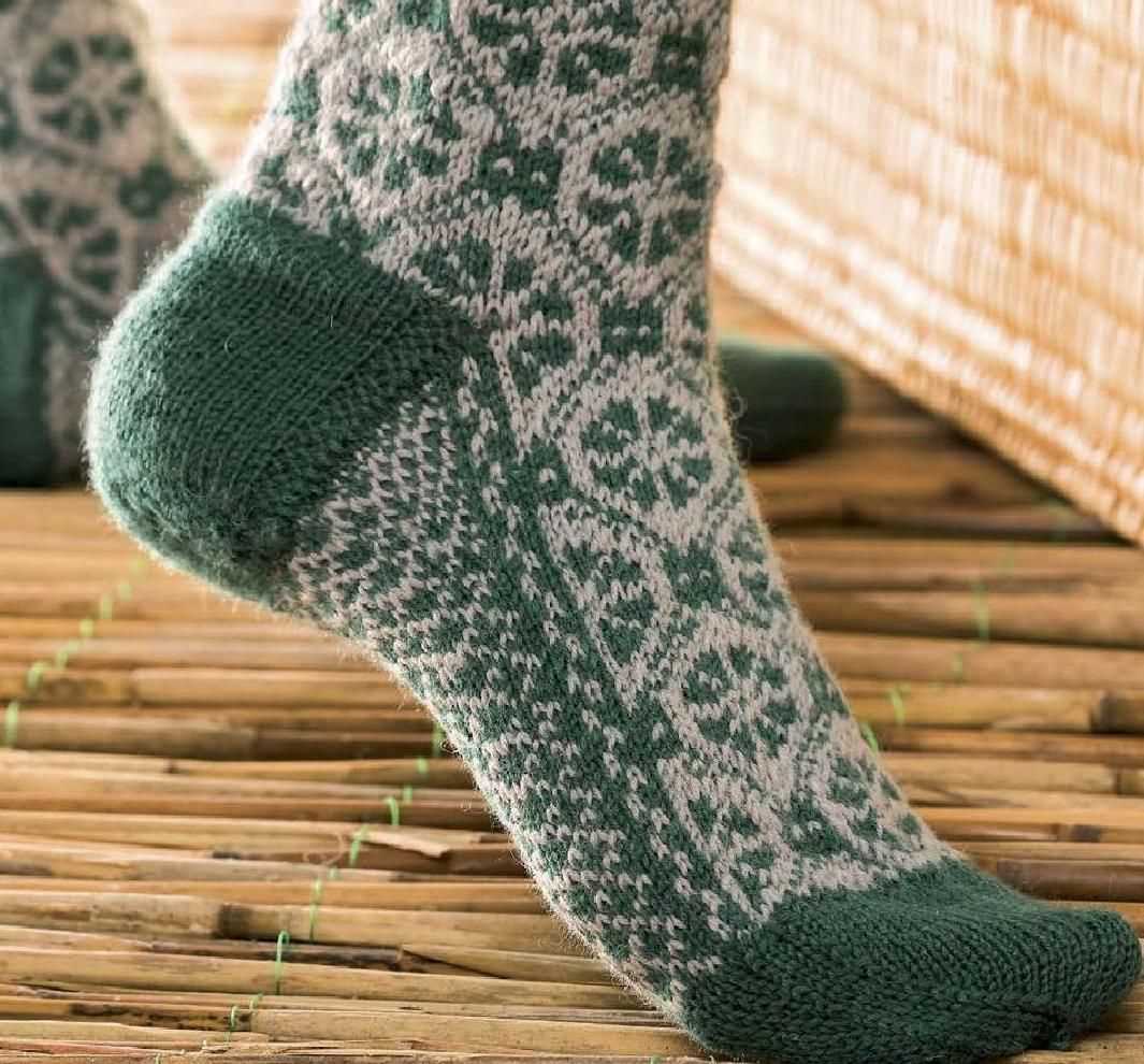 Mermaid socks knitting pattern