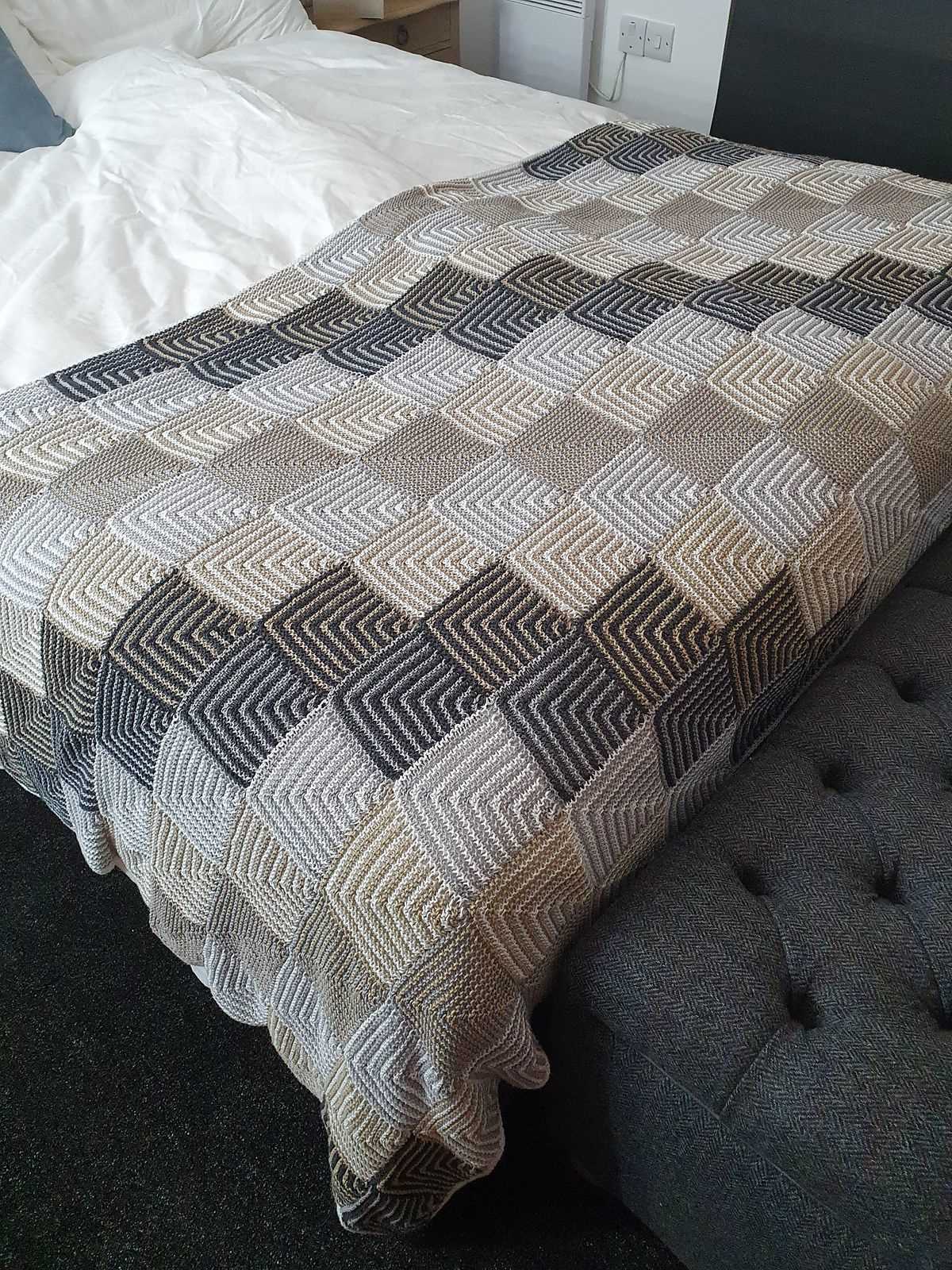 Mitred square knitted blanket pattern