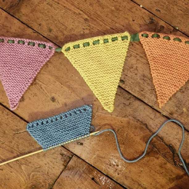 Knitting pattern for bunting