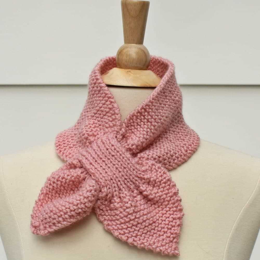 Knitted keyhole scarf pattern