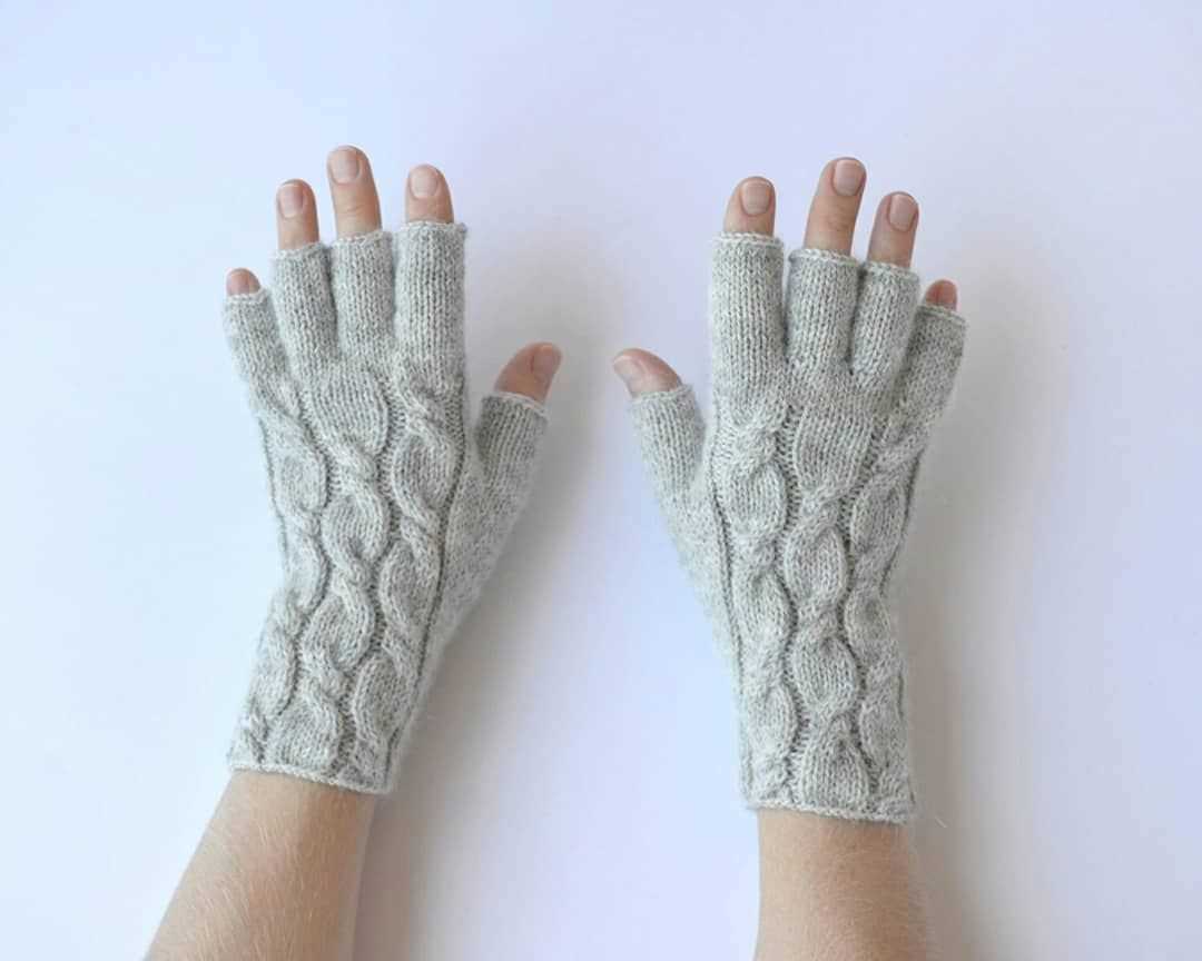 Fingerless gloves women knitting pattern